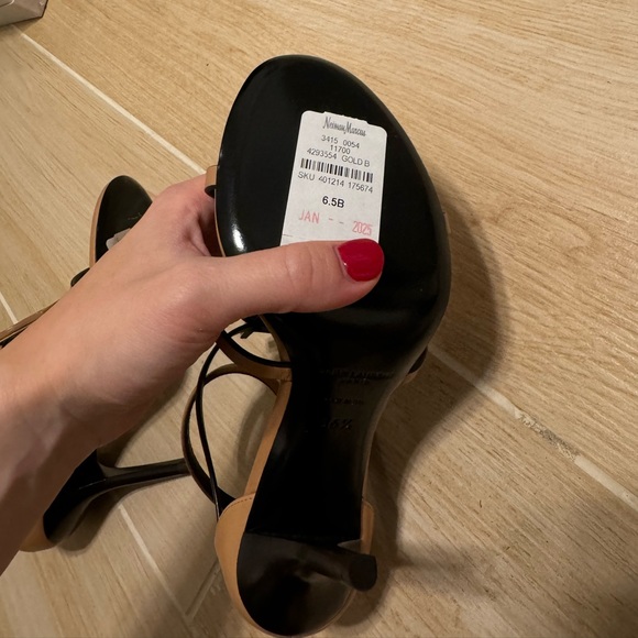 NIB Saint Laurent
Cassandra Sandals in Smooth Vegetable-tanned Leather size 36.5 - Picture 5 of 8